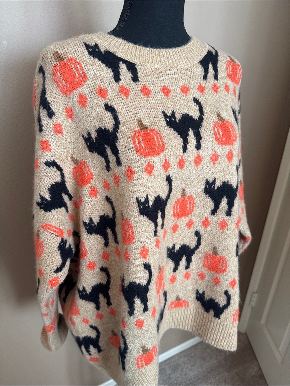 Vince Camuto Beige Crewneck Sweater with Black Cats & Orange Pumpkins - Picture 4 of 9
